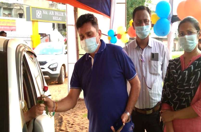 ड्राइव इन वैक्सीनेशन, वरिष्ठ नागरिकों के लिए क्रिकेट ग्राउंड को बनाया वैक्सीनेशन सेंटर, गुलाब का फूल देकर किया स्वागत