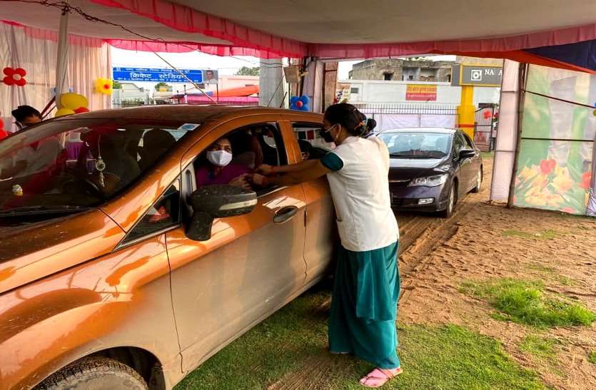 ड्राइव इन वैक्सीनेशन, वरिष्ठ नागरिकों के लिए क्रिकेट ग्राउंड को बनाया वैक्सीनेशन सेंटर, गुलाब का फूल देकर किया स्वागत ड्राइव इन वैक्सीनेशन, वरिष्ठ नागरिकों के लिए क्रिकेट ग्राउंड को बनाया वैक्सीनेशन सेंटर, गुलाब का फूल देकर किया स्वागत