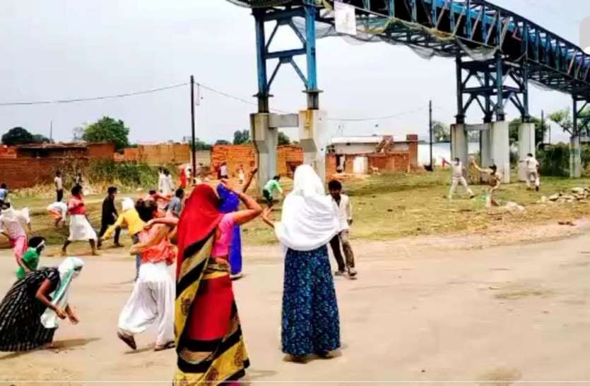 women pelted stones on singrauli police officers सब्जी की दुकान हटवाने गई पुलिस पर फूटा आक्रोश, महिलाओं ने किया पथराव, भागे अधिकारी