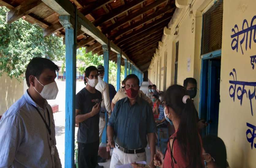 SDM, SDOP inspected vaccination center वैक्सीन लगवाने स्लॉट कैसे बुक करें इसकी जानकारी करें चस्पा