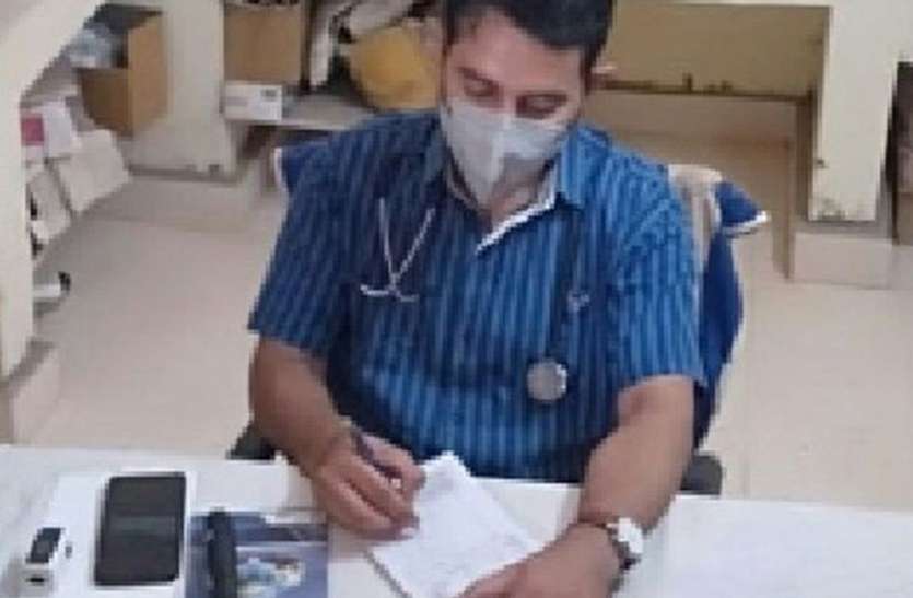 सच्चे कर्मवीर बनकर कर रहे मरीजों का इलाज सच्चे कर्मवीर बनकर कर रहे मरीजों का इलाज