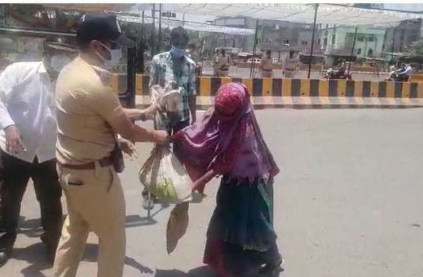 जरूरतमंदों के घर पर जाकर पुलिस दे रही राशन जरूरतमंदों के घर पर जाकर पुलिस दे रही राशन