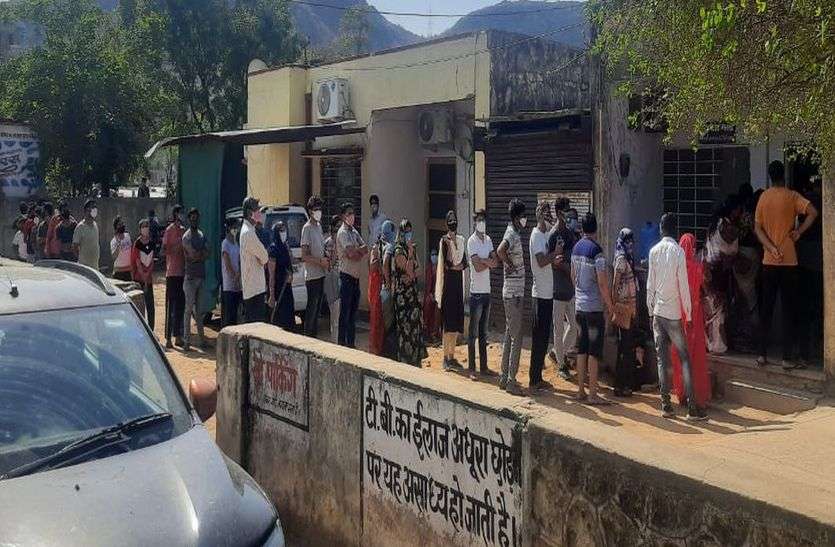 वैक्सीन लगाने के लिए सोशल डिस्टेसिंग की उड़ रही धज्जियां वैक्सीन लगाने के लिए सोशल डिस्टेसिंग की उड़ रही धज्जियां