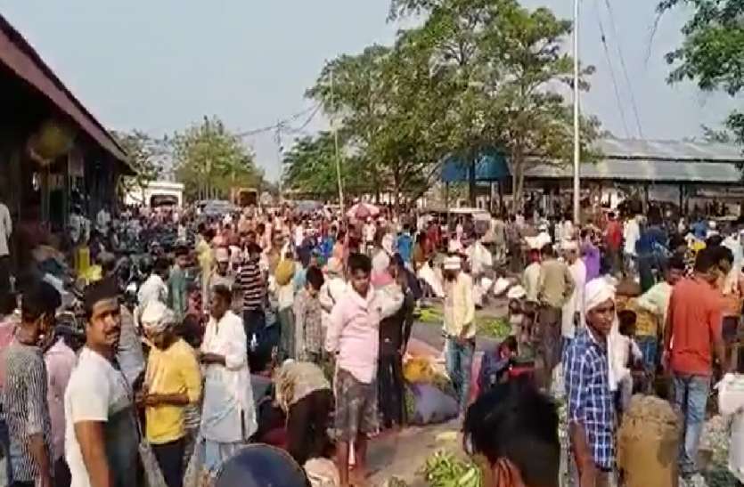 महामारी में बना मजाक, सोशल डिस्टेंसिंग और मास्क को भूले लोग महामारी में बना मजाक, सोशल डिस्टेंसिंग और मास्क को भूले लोग