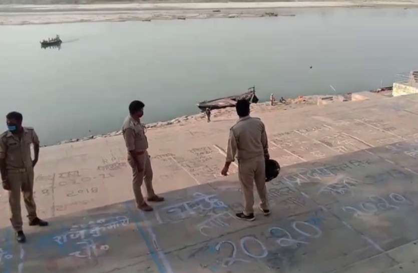 bodies in ganga Dead bodies Found in Ganga: बिहार के बाद यूपी के बार्डर पर भी गंगा में तैरती मिलीं दर्जनों लाशें, संक्रामक रोग फैलने का खतरा