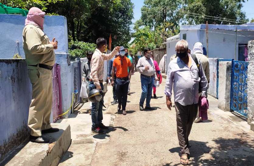Administration team action खुलेआम घूमते मिले कोरोना पॉजिटिव कृषि विस्तार अधिकारी समेत 6 लोग, प्रशासन ने की ये कार्रवाई