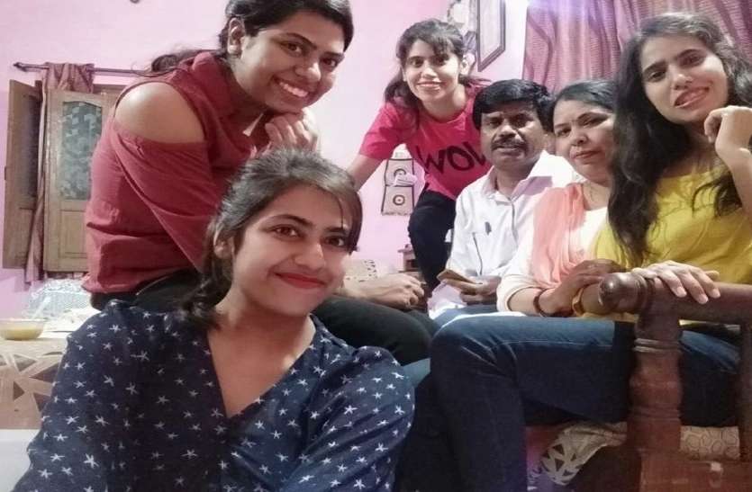 Corona war: एक तरफ शव और एक तरफ उखड़ती सांसों के बीच राष्ट्रपति पुरस्कृत शिक्षक ने ऐसी जीती जंग Corona war: एक तरफ शव और एक तरफ उखड़ती सांसों के बीच राष्ट्रपति पुरस्कृत शिक्षक ने ऐसी जीती जंग