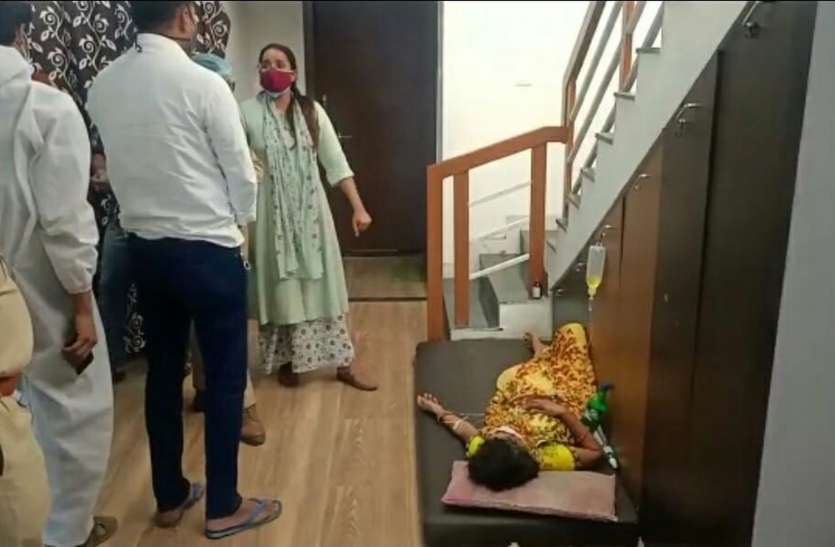VIDEO धरावरा सीसीसी सेंटर में मरीजों की दवाईयों के हक पर डाका डाल रहे थे निजी डाक साब.... अधिकारियों ने रंगे हाथों पकड़ लिया VIDEO धरावरा सीसीसी सेंटर में मरीजों की दवाईयों के हक पर डाका डाल रहे थे निजी डाक साब.... अधिकारियों ने रंगे हाथों पकड़ लिया