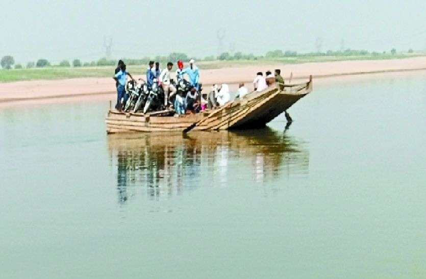 सड़क ही नहीं नदी से भी दौड़ रहा संक्रमण का खतरा सड़क ही नहीं नदी से भी दौड़ रहा संक्रमण का खतरा