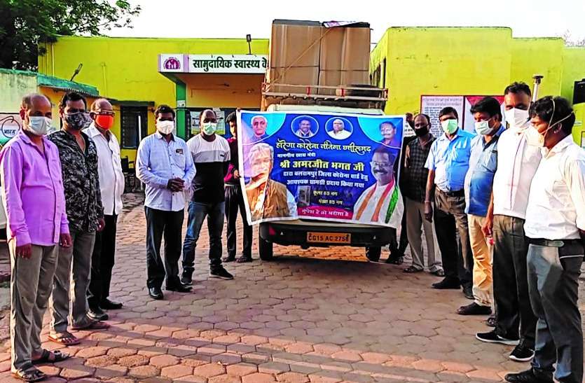 Fan-cooler distribution in health centers जकांछ नेता ने सीएम-स्वास्थ्य मंत्री का फोटोवाला बैनर लगाकर किया पंखा-कूलर वितरण, कांग्रेसी इस वजह से नाराज