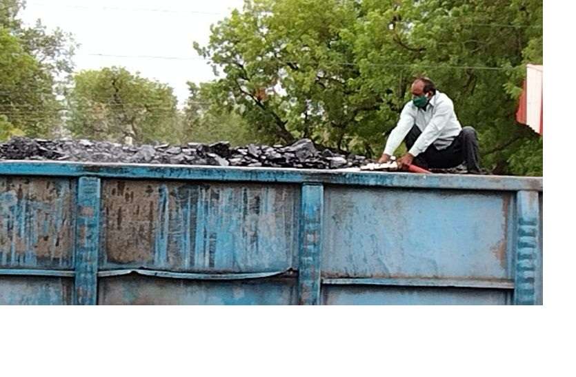 कोयले से भरी मालगाड़ी के एन बॉक्स ने पकड़ी आग कोयले से भरी मालगाड़ी के एन बॉक्स ने पकड़ी आग