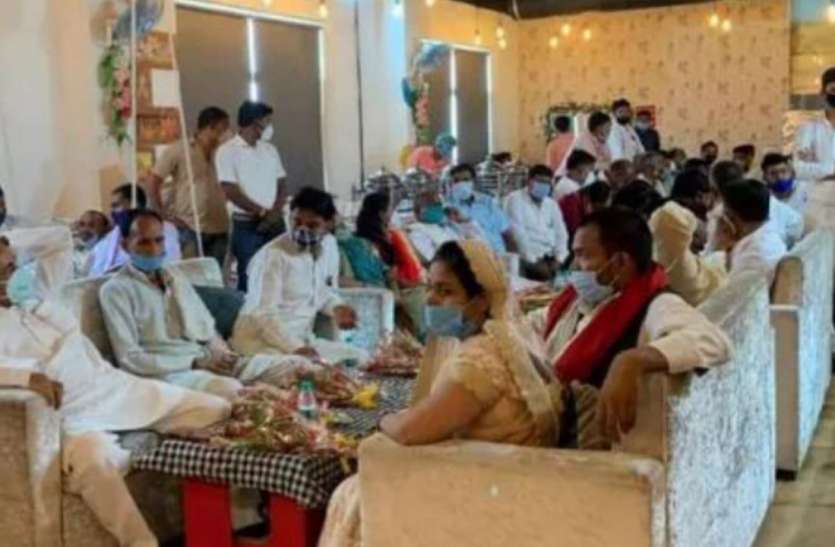 बिना अनुमति मीटिंग - सपा एमएलसी सहित लगभग तीन दर्जन नेताओं के खिलाफ मुकदमा पंजीकृत बिना अनुमति मीटिंग - सपा एमएलसी सहित लगभग तीन दर्जन नेताओं के खिलाफ मुकदमा पंजीकृत