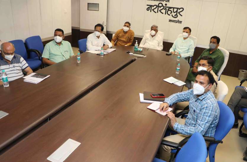 img_5366.jpg मुख्यमंत्री ने की नरसिंहपुर में कोरोना से जंग की तैयारियों की समीक्षा