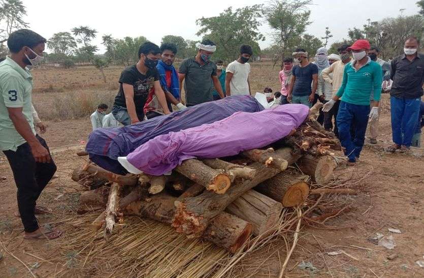 kanw.jpg दीवार गिरने से दो बहनों की मौत, एक चिता पर हुआ अंतिम संस्कार