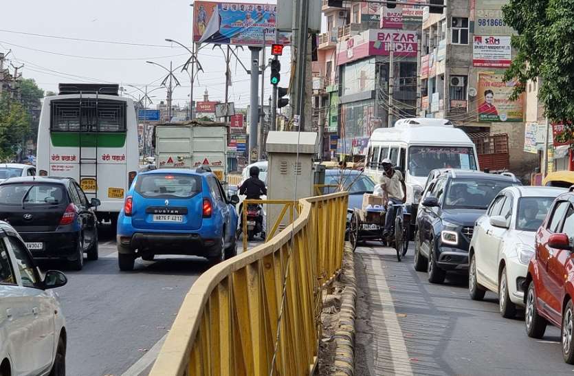 ये कैसा लॉक डाउन: खतरे से बन रहे अंजान। देखिए... ये कैसा लॉक डाउन: खतरे से बन रहे अंजान। देखिए...