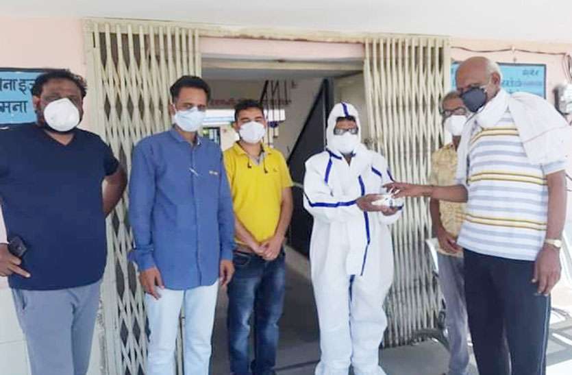 महामारी से महामुकाबला : कोविड मरीजों के लिए दिए आवश्यक उपकरण महामारी से महामुकाबला : कोविड मरीजों के लिए दिए आवश्यक उपकरण