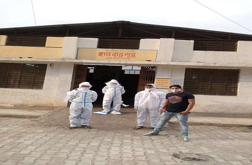 दहशत के बीच फरिश्ते बनकर कर्मचारी कर रहे कोरोना मृतकों का दाह संस्कार दहशत के बीच फरिश्ते बनकर कर्मचारी कर रहे कोरोना मृतकों का दाह संस्कार