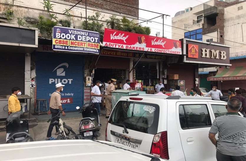 प्रतिष्ठान पर कार्रवाई करते हुए। ग्रेटर-हैरिटेज नगर निगम एक्शन में : 10 प्रतिष्ठान सीज, दो से जुर्माना वसूला