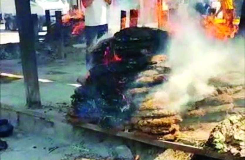 न बीमा है न सुरक्षा फिर भी निभा रहे हैं जिम्मेदारी न बीमा है न सुरक्षा फिर भी निभा रहे हैं जिम्मेदारी