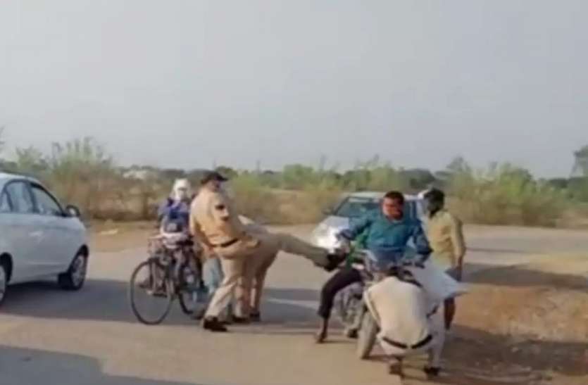 किसान को पैर से मारता पुलिस वाला संयुक्त किसान मोर्चा ने रीवा पुलिस के खिलाफ खोला मोर्चा, सीधी लड़ाई की धमकी