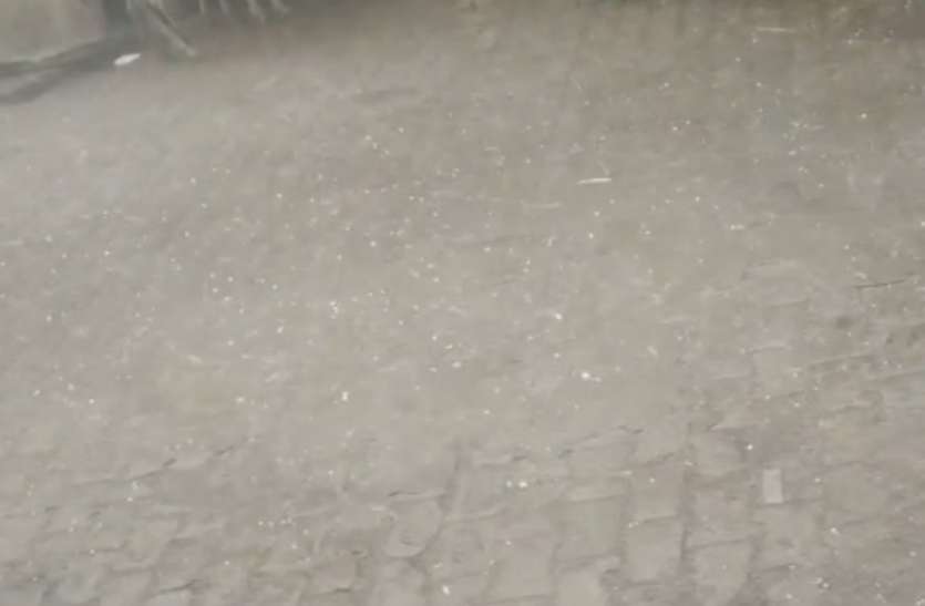 Rain in Lalitpur अचानक बिगड़ा मौसम, तेज आंधी के बाद हुई जोरदार बारिश, गिरे ओले, अगले तीन दिनों के लिए अलर्ट जारी