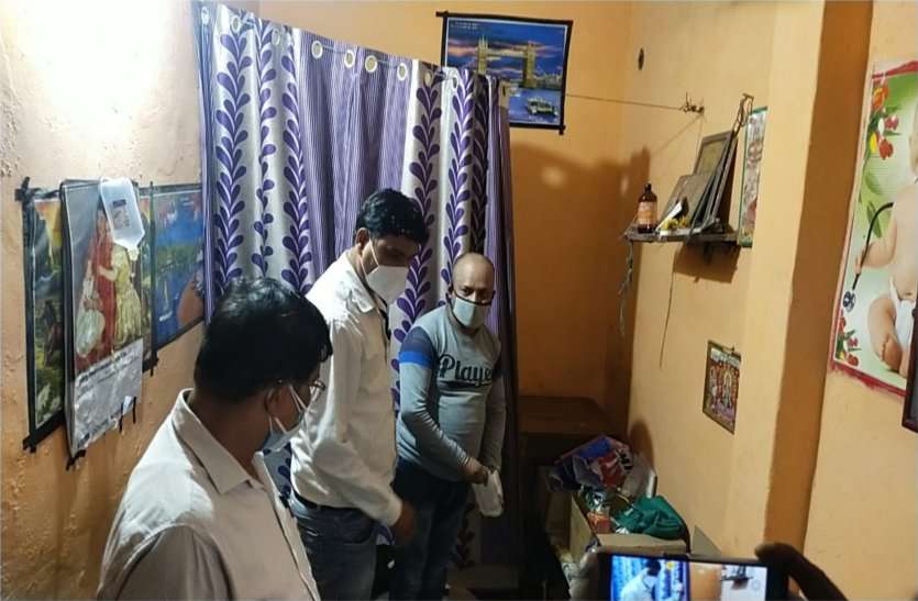 The clinics were run on the diploma of public health protector जन स्वास्थ्य रक्षक के डिप्लोमा पर चला रहे थे क्लीनिक, प्रशासन ने दो को किया सील