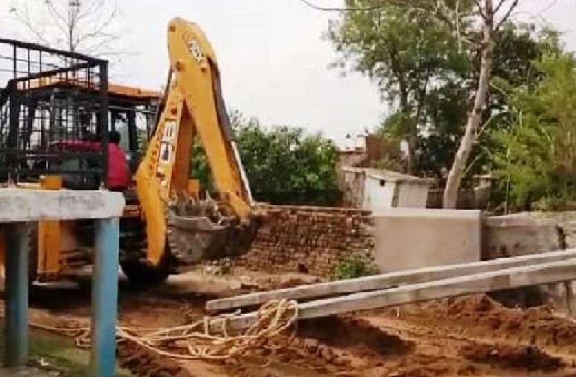 लाइनमेन ने दिनदहाड़े बिजली के खम्बो को जेसीबी मशीन से खुदवाया लाइनमेन ने दिनदहाड़े बिजली के खम्बो को जेसीबी मशीन से खुदवाया