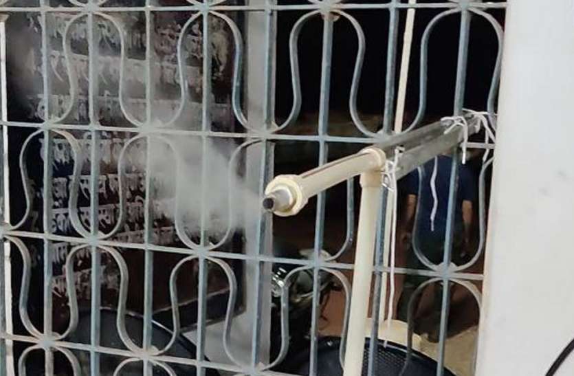 patrika पुलिसकर्मियों को कोरोना से बचाने थाने में की गई भाप की व्यवस्था