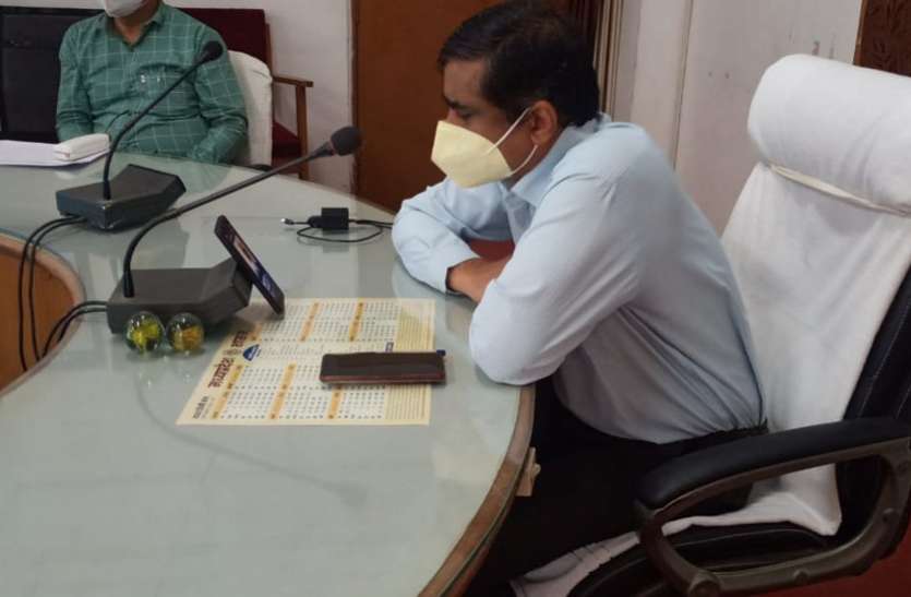 Collector reviews of wheat and other losses purchased due to sudden rain अचानक वर्षा से खरीदी गए गेहूं एवं अन्य नुकसान की कलेक्टर ने की समीक्षा