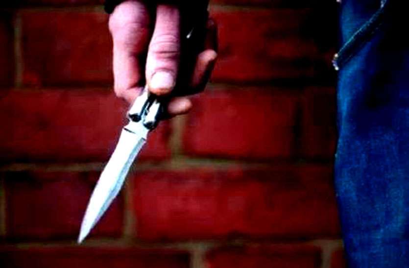 वाट्सऐप पर कमेंट से भड़के 10 वीं के छात्र ने पॉलिटेक्नीक छात्र के पेट में 14 इंच चाकू घोपा, ICU में भर्ती वाट्सऐप ग्रुप में कमेंट से भड़के 10 वीं के छात्र ने पॉलिटेक्नीक छात्र के पेट में 14 इंच का चाकू घोपा, ICU में भर्ती