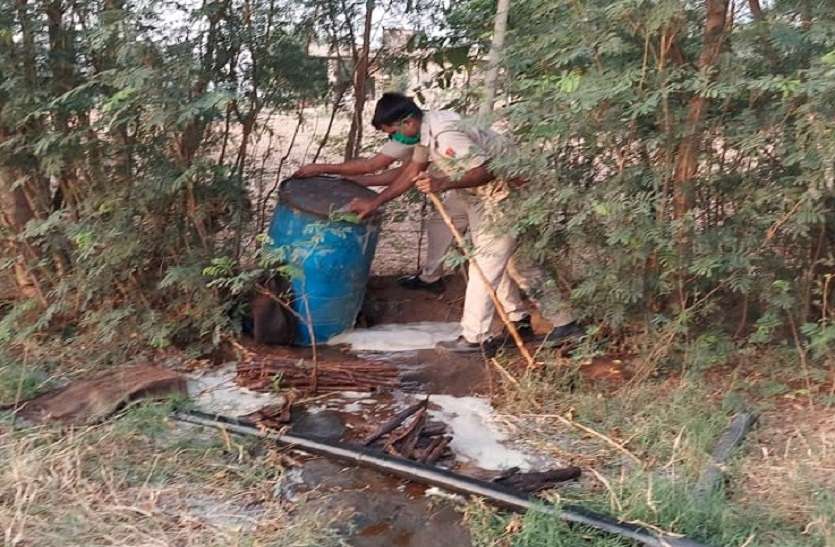हथकढ़ शराब माफियाओं पर कार्रवाई, एक गिरफ्तार, दो फरार हथकढ़ शराब माफियाओं पर कार्रवाई, एक गिरफ्तार, दो फरार