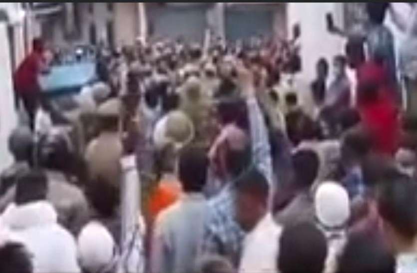 masjid imam beaten by sub inspector गोरखपुर में दारोगा ने मस्जिद के इमाम को पीटा, लोग हुए उग्र तो निलंबित किया गया