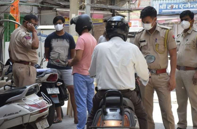 चौराहे पर ड्यूटी के दौरान मोबाइल इस्तेमाल नहीं कर पाएंगे पुलिसकर्मी चौराहे पर ड्यूटी के दौरान मोबाइल इस्तेमाल नहीं कर पाएंगे पुलिसकर्मी