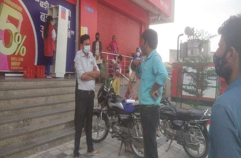 कार्रवाई करती नगर निगम टीम। कोरोना गाइडलाइन की पालना नहीं करने पर कार्रवाई, छह प्रतिष्ठान सीज