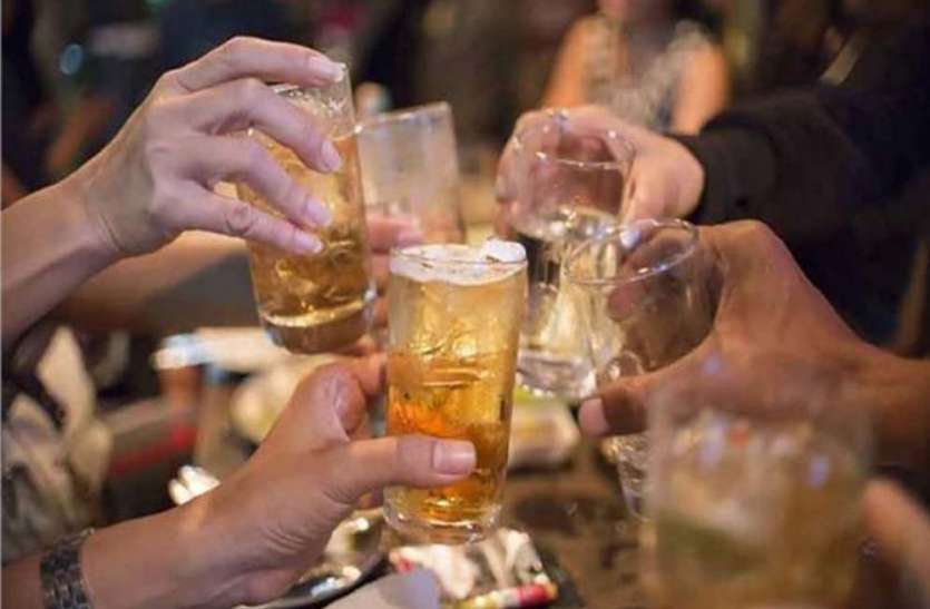 प्रतीकात्मक फोटो यूपी के आजमगढ़ में दशकों से हो रहा जहरीली शराब का कारोबार, अब तक 100 से अधिक की हो चुकी है मौत