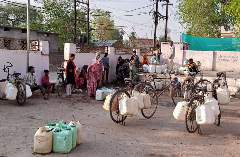 Naljan schemes shut down and hand pump was spoiled संक्रमण काल शुरू होते ही पीएचई विभाग हुआ निष्क्रीय, ग्रामीण क्षेत्रों में पेयजल संकट