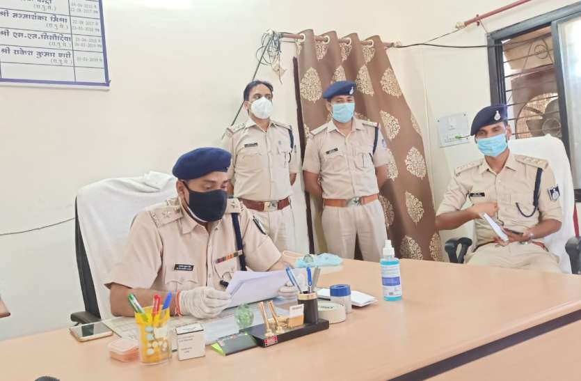 Two men, one woman arrested, case related to love affair प्रेम प्रसंग में युवक का गला दबा की थी हत्या, २४ घंटे में किया खुलासा