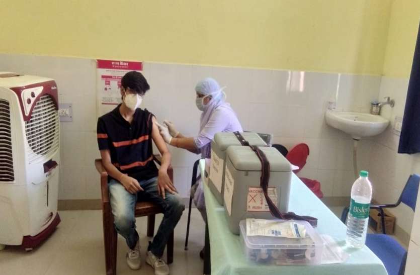 Vaccination...जिंदगी बचाने का टीका लगाने के लिए युवाओं में दिखा उत्साह Vaccination...जिंदगी बचाने का टीका लगाने के लिए युवाओं में दिखा उत्साह