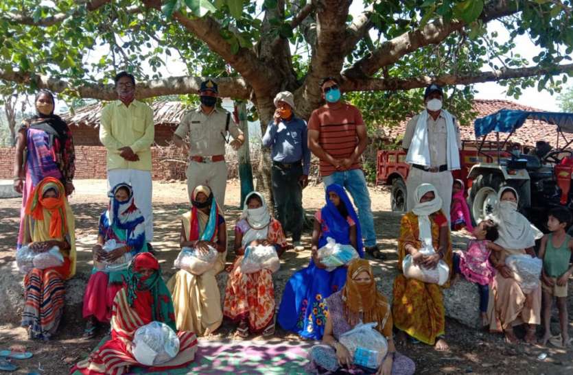 Are making awareness for nutritional food and vaccination in the hilly villages पहाड़ी गांवों में पहुंचा रहे पोषण आहार और वैक्सीनेशन के लिए कर रहे जागरूक