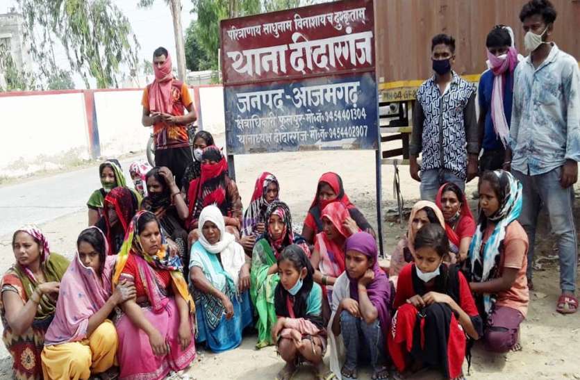 थाने पर जुटे मृतकों के परिजन। यूपी के अरनौला इमादपुर में सात लोगों की संदिग्ध मौत, पुलिस बता रही सर्दी बुखार