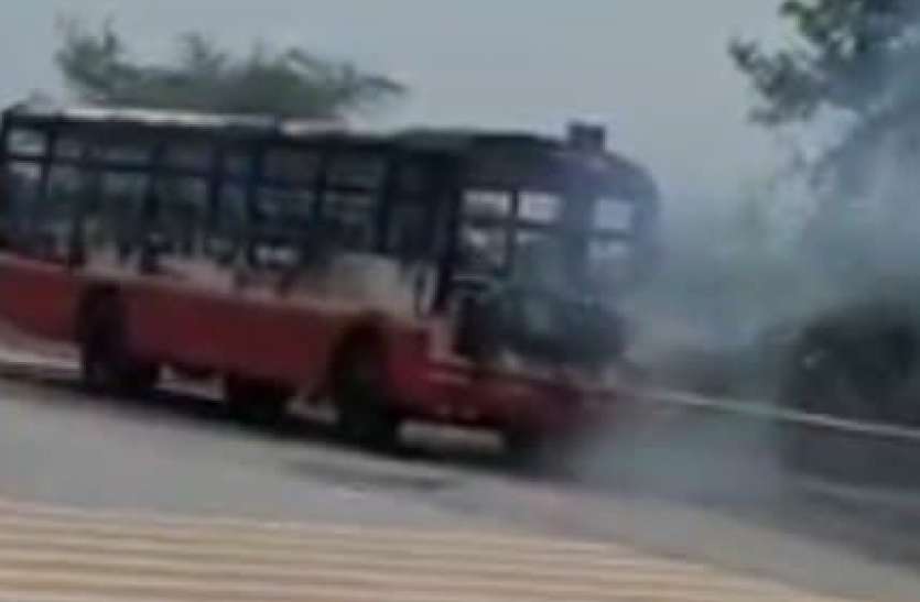 bus.jpg यमुना एक्सप्रेस-वे पर रोडवेज की दौड़ती बस में आग लगी, यात्रियों ने कूदकर बचाई जान
