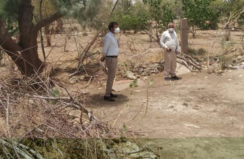 संक्रमित मरीजों के होम आइसोलेशन के सत्यापन को पहुंचे बाड़मेर कलक्टर संक्रमित मरीजों के होम आइसोलेशन के सत्यापन को पहुंचे बाड़मेर कलक्टर