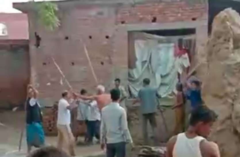 रायबरेली में दो पक्षों में चली लाठियां, दोनों पक्षों के लोग हुए घायल, वीडियो हुआ वायरल रायबरेली में दो पक्षों में चली लाठियां, दोनों पक्षों के लोग हुए घायल, वीडियो हुआ वायरल