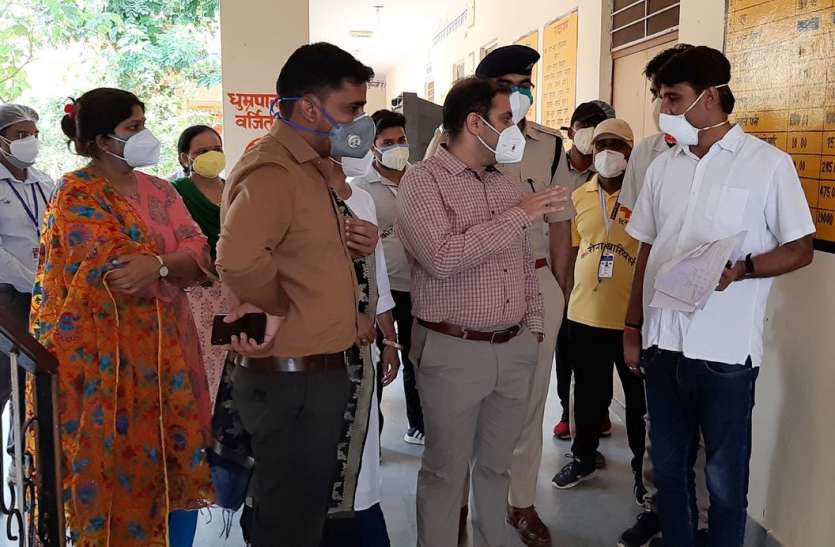 दौसा कलक्टर व एसपी ने लिया कोविड सेंटर का जायजा,अधिकारियों को दिए निर्देश दौसा कलक्टर व एसपी ने लिया कोविड सेंटर का जायजा,अधिकारियों को दिए निर्देश