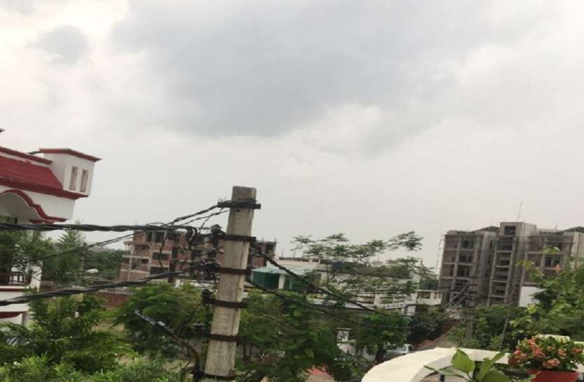 लखनऊ में काले बादलों ने डाला डेरा, तेज हवाएं और जमकर हुई बारिश लखनऊ में तेज हवाएं चलीं और जमकर हुई बारिश