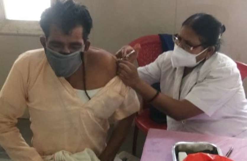 70 किलोमीटर दूर से चलकर आए अनपढ़ रामबरण ने दिया जागरूकता का दिया परिचय 70 किलोमीटर दूर से चलकर आए अनपढ़ रामबरण ने दिया जागरूकता का दिया परिचय
