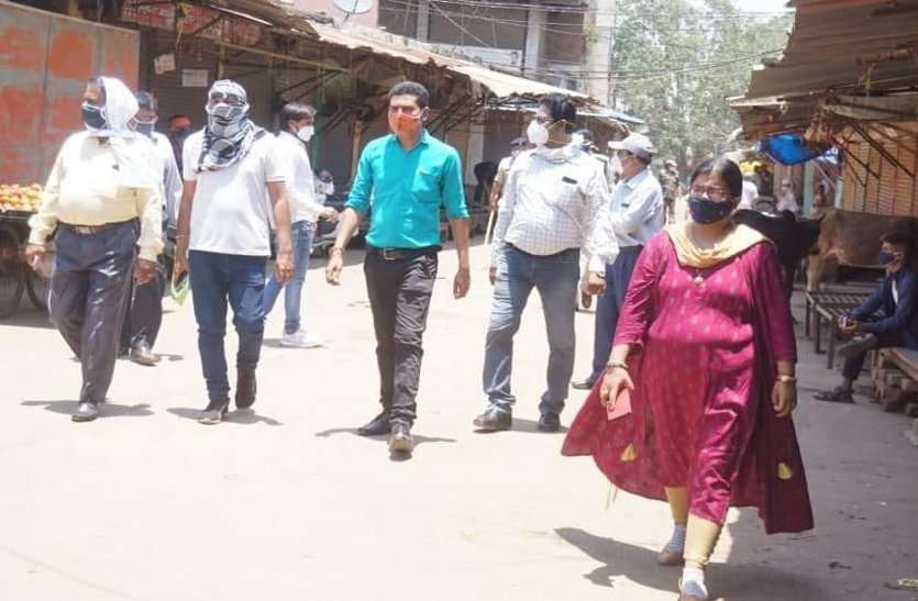एक्सपायरी अनुज्ञप्ति रख बेच रहा था दवा इधर लॉकडाउन में कपड़ा दुकान खोलकर बैठा था व्यापारी, निगम ने वसूला जुर्माना एक्सपायरी अनुज्ञप्ति रख बेच रहा था दवा इधर लॉकडाउन में कपड़ा दुकान खोलकर बैठा था व्यापारी, निगम ने वसूला जुर्माना