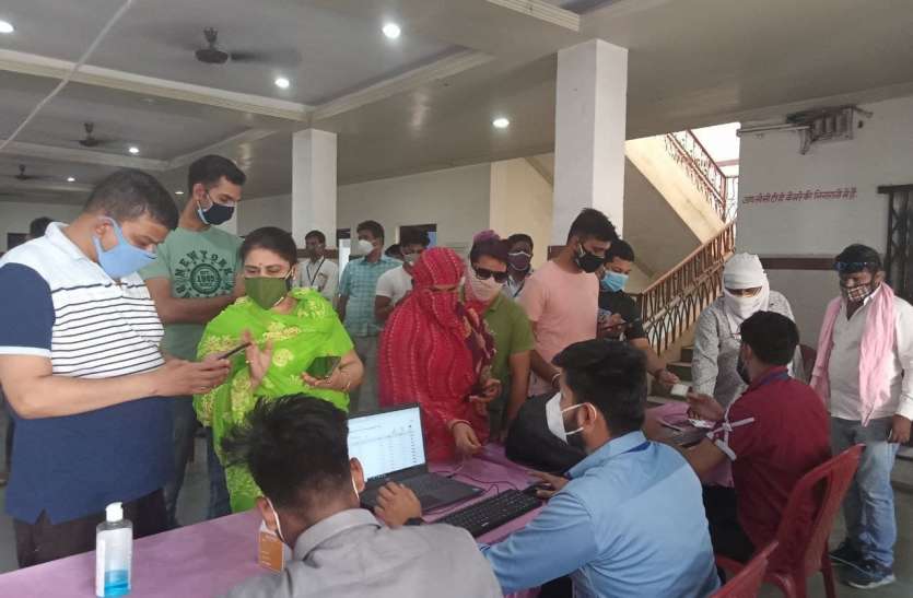 18 + वालों के लिये वैक्सीनेशन कराना हो रहा बहुत मुश्किल 18 + वालों के लिये वैक्सीनेशन कराना हो रहा बहुत मुश्किल