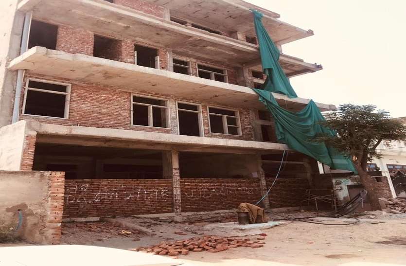 इस इमारत को किया सील। सैटबैक में अवैध निर्माण करने पर चार मंजिला इमारत सील