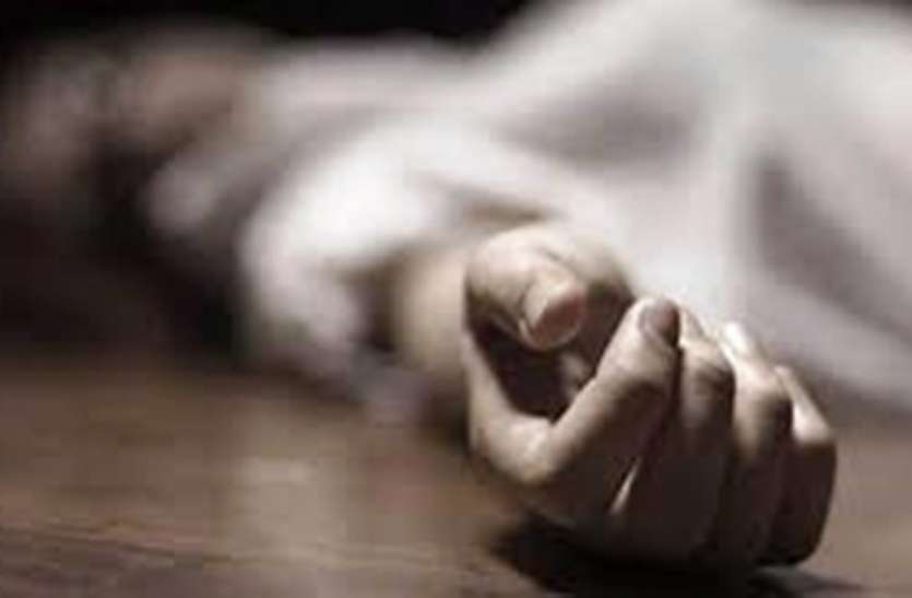 girl found hanging in Bilaspur माता-पिता की मौत के बाद बड़े पिता के घर रह रही युवती की फंदे पर झूलती मिली लाश से सनसनी